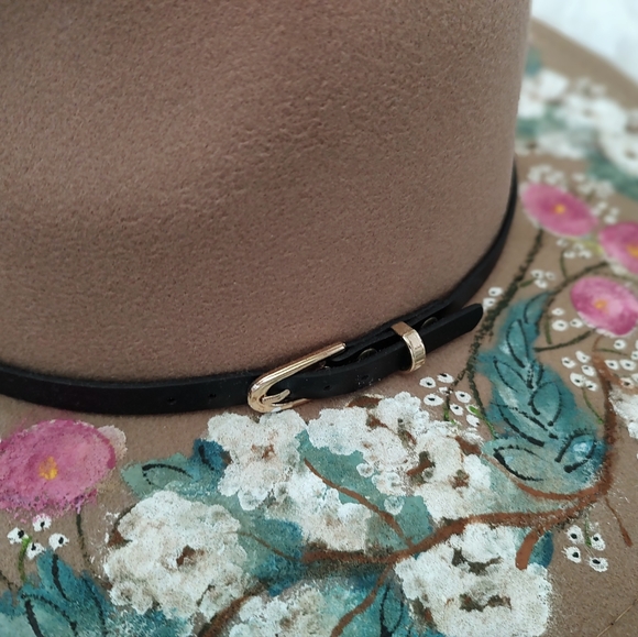 Hand painted hat with cotton & rose pattern. - Picture 4 of 5